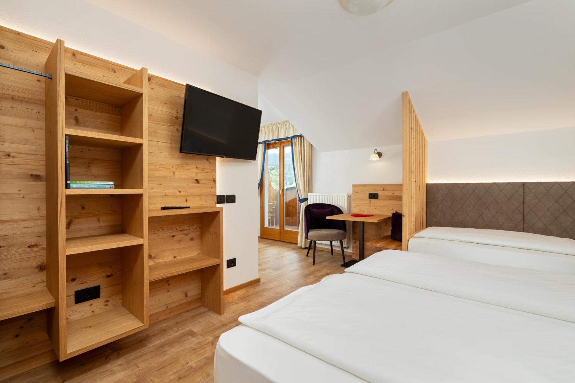 Hotel Alpenrose Dolomites Ла-Валле Екстер'єр фото