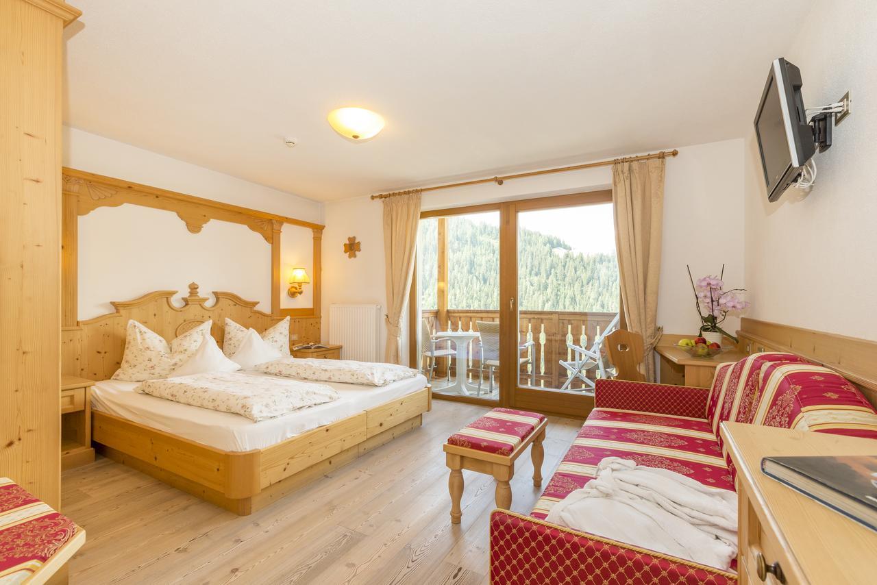 Hotel Alpenrose Dolomites Ла-Валле Екстер'єр фото